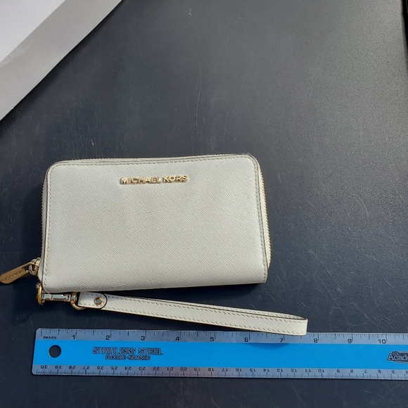Micheal Kors continental wallet - Picture 4 of 12